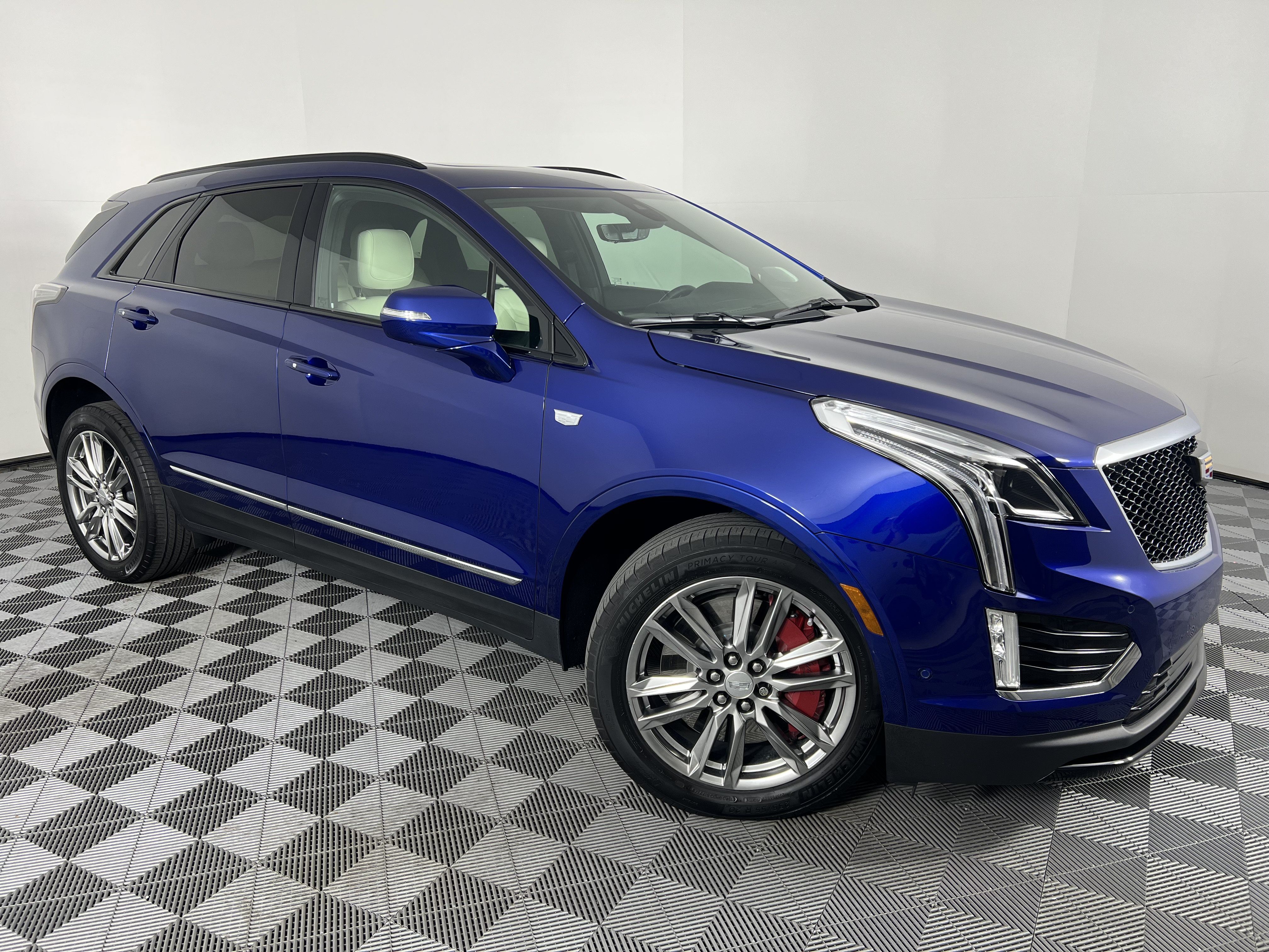 Used 2023 Cadillac XT5 Sportv w/ Technology Package AWD/4WD image 2