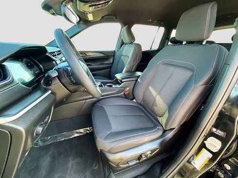 Used 2024 Jeep Grand Cherokee Laredo w/ Luxury Tech Group I RWD image 20