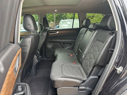 Used 2024 Volkswagen Atlas SE w/ Panoramic Sunroof Package FWD image 13