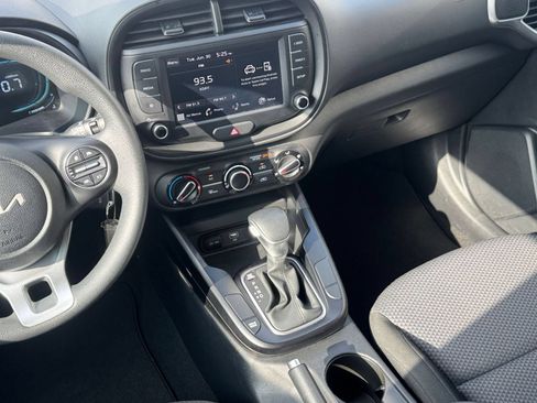 Used 2025 Kia Soul LX w/ LX Technology Package FWD image 39