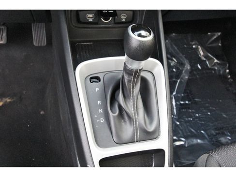 Used 2024 Hyundai Venue SE FWD image 27