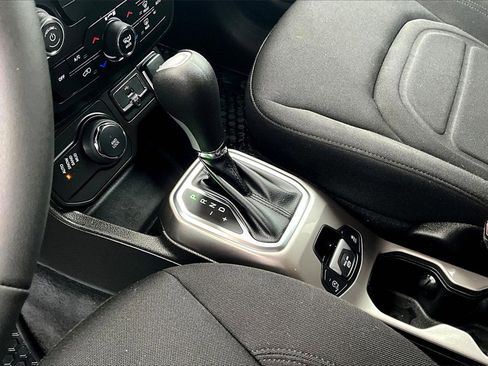 Used 2022 Jeep Renegade Latitude image 15