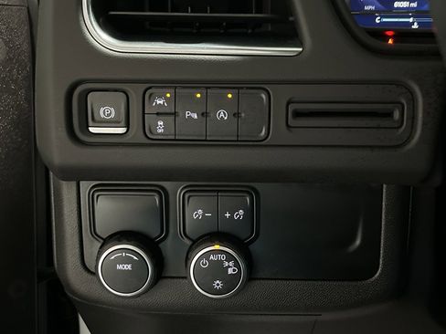 Used 2023 Chevrolet Suburban Premier image 29