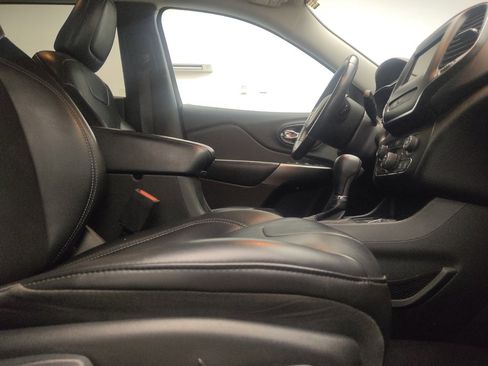 Used 2019 Jeep Cherokee Latitude Plus FWD image 21