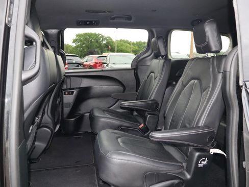 Used 2019 Chrysler Pacifica Touring-L w/ S Appearance Package FWD image 14