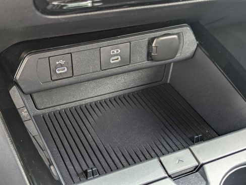 Used 2025 Toyota Prius LE FWD image 22