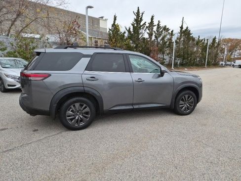 Used 2022 Nissan Pathfinder SV image 2