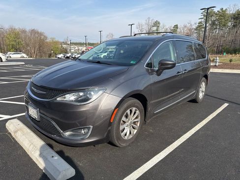 Used 2018 Chrysler Pacifica Touring-L FWD image 1