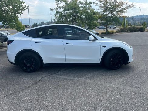 Used 2022 Tesla Model Y Long Range AWD/4WD image 9