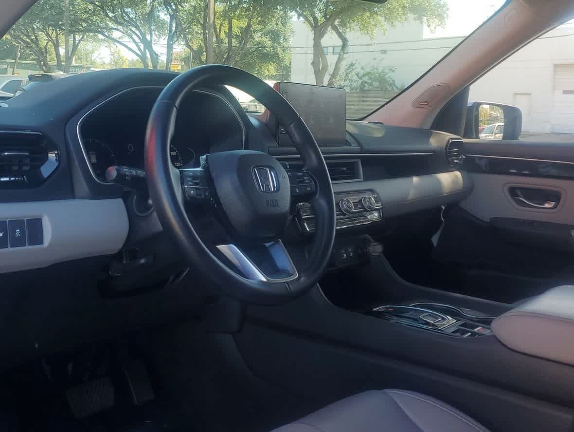 Used 2025 Honda Pilot Touring image 2