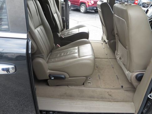 Used 2015 Chrysler Town & Country Touring w/ Driver Convenience Group image 21