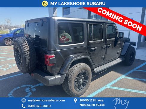 Used 2018 Jeep Wrangler Unlimited Sahara AWD/4WD image 9