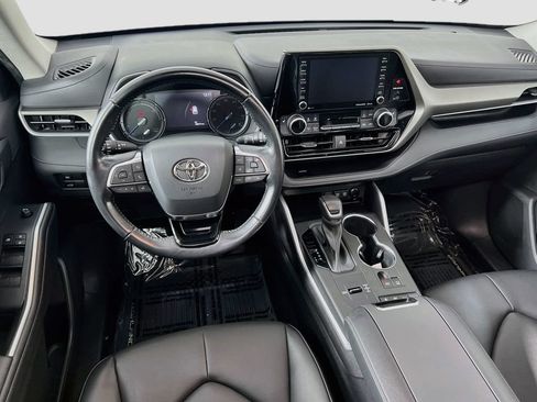 Used 2021 Toyota Highlander XLE AWD/4WD image 22