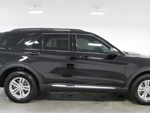 Used 2023 Ford Explorer XLT AWD/4WD image 11