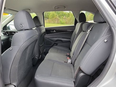 Used 2019 Kia Sorento L image 11