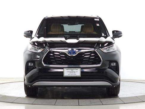 Used 2024 Toyota Highlander Platinum image 2