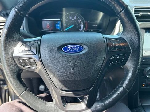 Used 2018 Ford Explorer XLT w/ Equipment Group 202A AWD/4WD image 22