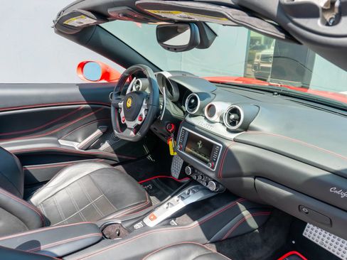 Used 2017 Ferrari California T RWD image 13