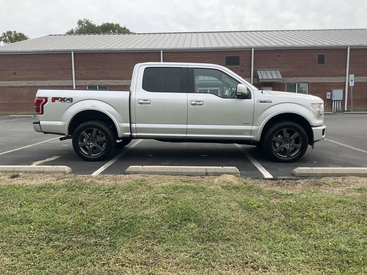 Used 2015 Ford F150 Lariat w/ Equipment Group 502A Luxury AWD/4WD image 3