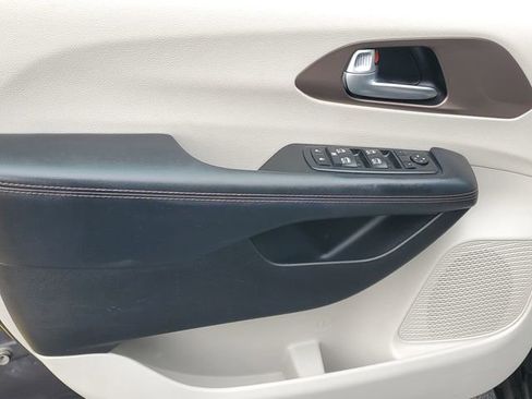 Used 2017 Chrysler Pacifica Touring-L Plus image 15