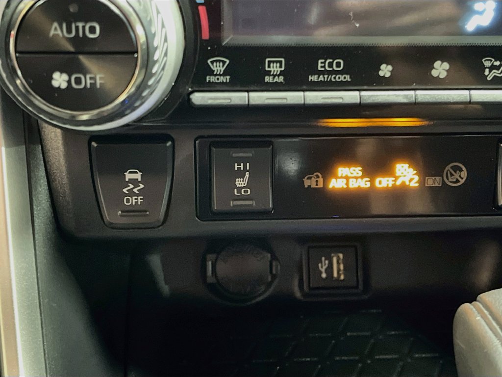 Used 2025 Toyota RAV4 XLE w/ Weather Package AWD/4WD image 20