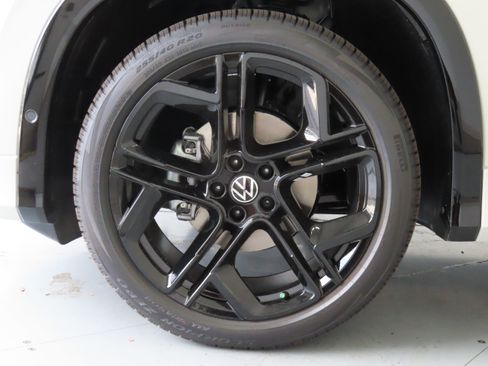 New 2026 Volkswagen Tiguan SE R-Line image 29