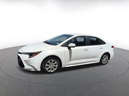 Used 2025 Toyota Corolla LE FWD image 9
