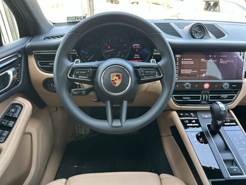 Certified 2025 Porsche Macan AWD/4WD image 15