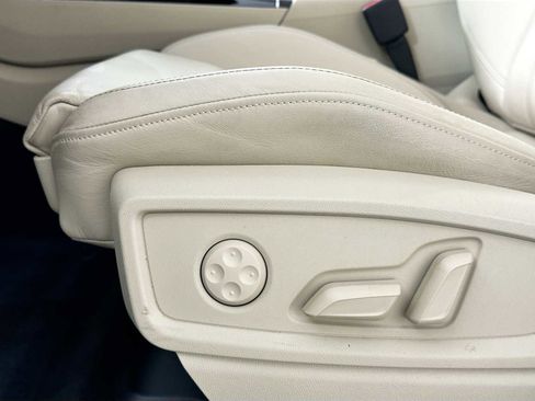 Used 2024 Audi Q5 e Premium w/ Convenience Package image 18