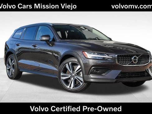 Used 2025 Volvo V60 B5 Cross Country Plus image 1