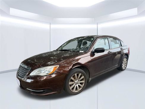 Used 2013 Chrysler 200 Touring FWD image 4