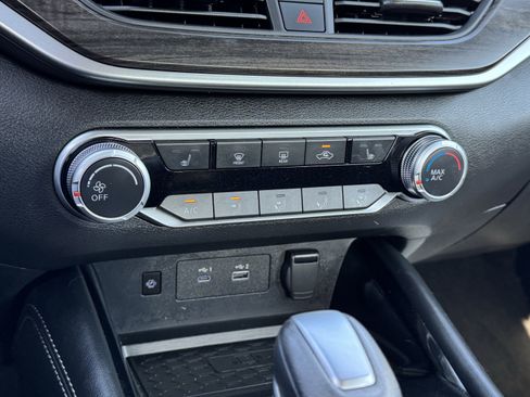 Used 2023 Nissan Altima 2.5 SV w/ SV Premium Package image 10