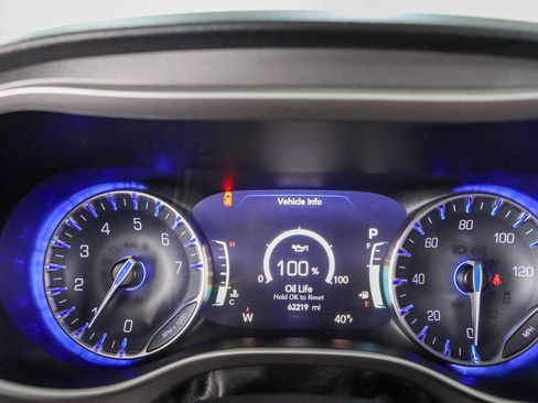 Used 2023 Chrysler Pacifica Touring-L image 15