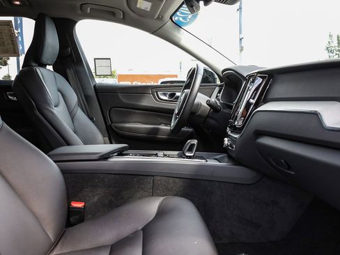 Used 2025 Volvo XC60 B5 Plus image 16