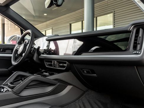 Certified 2025 Porsche Cayenne image 40