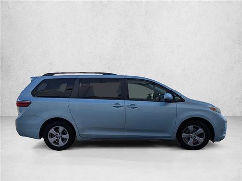 Used 2015 Toyota Sienna LE image 4
