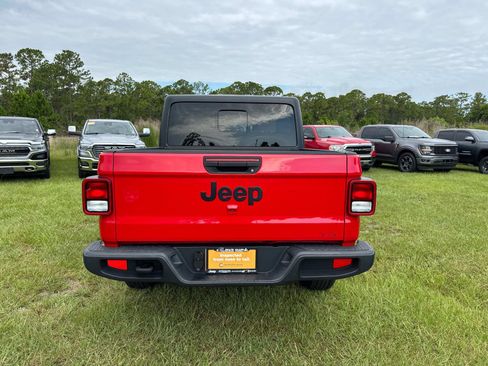 Used 2023 Jeep Gladiator Sport AWD/4WD image 4