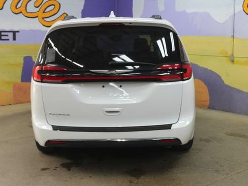 Used 2022 Chrysler Pacifica Touring-L FWD image 7