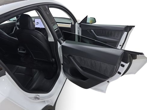 Certified 2021 Tesla Model Y Long Range AWD/4WD image 12