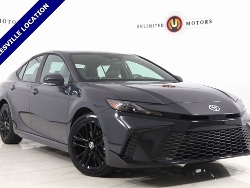 Used 2025 Toyota Camry SE image 1