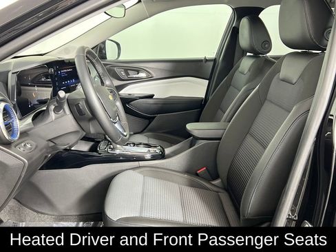 Used 2025 Chevrolet Trax LT w/ LT Convenience Package image 16