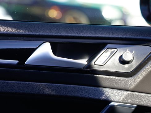 Used 2017 Volkswagen Golf R 4-Door image 44