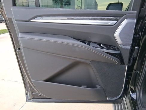 Used 2025 Cadillac Escalade ESV V image 19