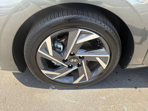 Used 2025 Hyundai Elantra SEL FWD image 31