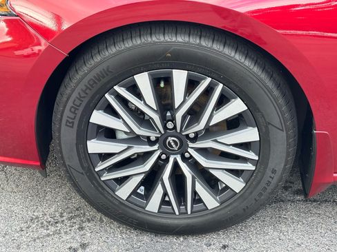 Used 2024 Nissan Altima 2.5 SV w/ SV Premium Package FWD image 6