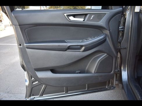 Used 2017 Ford Edge SE image 17