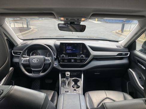 Used 2022 Toyota Highlander XLE FWD image 19