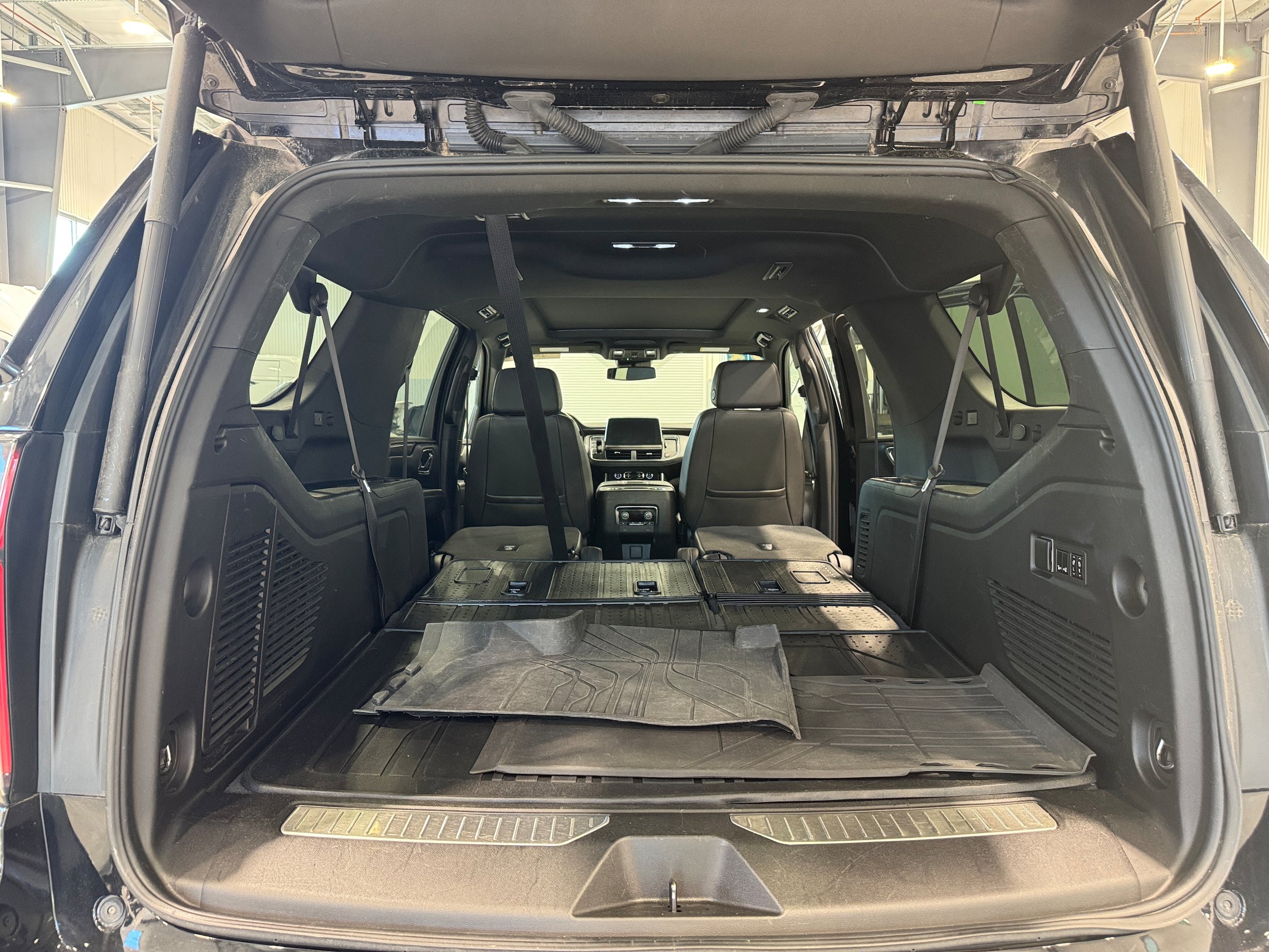 Used 2023 Chevrolet Suburban Z71 w/ Luxury Package AWD/4WD image 14