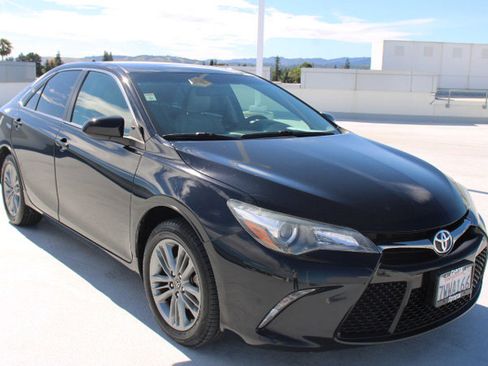 Used 2017 Toyota Camry SE image 2