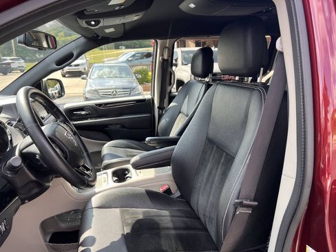 Used 2017 Dodge Grand Caravan SXT w/ Driver Convenience Group FWD image 9